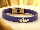 14 Ayar Altın Plakalı Harfe Özel Koyu Mor Derili Taç Figürlü Hediye Bileklik-636 thumbnail 1