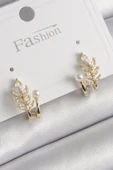 pilelistore Pirinç Gold Renk Zirkon Taşlı Yaprak Model İnci Detay Küpe - TJ-BKP9959 - 1