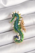 pilelistore Pirinç Gold Renk Yeşil Deniz Atı Model Zirkon Taş Detay Kadın Broş - TJ-BR435 - 1