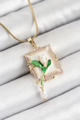 pilelistore 316L Çelik Zincir Beyaz Sanatsal Portre Sallantılı İnci Detaylı Lale Model Gold Renk Kadın Kolye - TJ-BKO103 thumbnail 1