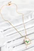 pilelistore 316L Çelik Zincir Beyaz Sanatsal Portre Sallantılı İnci Detaylı Lale Model Gold Renk Kadın Kolye - TJ-BKO103 thumbnail 2