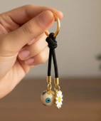 Top Şekilli Boncuk ve Papatya Figürlü Siyah İpli Şık Anahtarlık - 2
