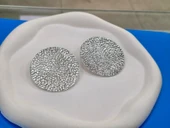 Göz Alıcı Gösterişli Gümüş Kaplama Dokulu Model Çelik Uçlu VIP Bijuteri Küpe | Parlak ve Zarif thumbnail 2