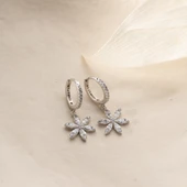 925 Ayar Gümüş Beyaz Taşlı Sallantılı Çiçek Küpe thumbnail 5