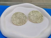 Göz Alıcı Gösterişli Altın Kaplama Dokulu Model Çelik Uçlu VIP Bijuteri Küpe | Parlak ve Zarif thumbnail 2