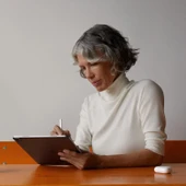 iPad Pro 11 inç (4. Nesil) M2 Wi-Fi + Cellular 1TB MNYJ3TU/A - Uzay Grisi thumbnail 5