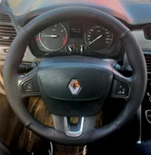 DİKİŞLİ DİREKSİYON KILIFI KARBON DERİ NOKTALI DERİ SİYAH DİKİŞLİ RENO LATİTUDE İÇİN thumbnail 1