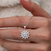 Gümüş Beyaz Manolya Çiçeği Kadın Kolye thumbnail 1