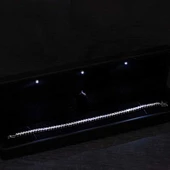 Gümüş Işıklı Kutulu 4 mm Beyaz Taşlı Su Yolu Kadın Bileklik thumbnail 1