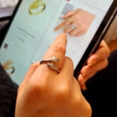 925 Ayar Gümüş Sarılan Eller Yüzük thumbnail 3