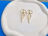 Göz Alıcı Gösterişli Altın Kaplama Fiyonk Model Şık Çelik Uçlu VIP Bijuteri Küpe | Parlak ve Zarif thumbnail 2