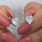 Gümüş Beyaz Kalpli Çivili Kadın Küpe thumbnail 1