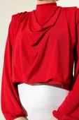 Degaje Yaka Omuz Vatkalı Sandy Bluz Kırmızı thumbnail 4