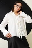 Önü Bağcık Detaylı Bluz Beyaz thumbnail 1