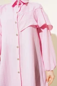 Asimetrik Fırfırlı Kabartma Çizgili Gömlek Pembe thumbnail 4