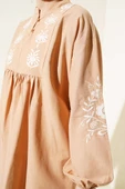 Yaka Düğmeli Nakışlı Tunik Latte thumbnail 4