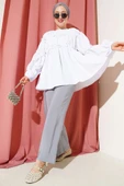 Çiçek Detaylı Kol Lastikli Bluz Beyaz thumbnail 2