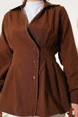 İnci Detaylı Belden Pileli Gömlek Kahve thumbnail 4