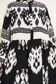 Desenli Yarım Düğme Detaylı Elbise Siyah thumbnail 4