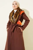 Yaka Kürklü Kuşaklı Uzun Kaban Kahve thumbnail 2