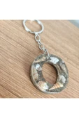 "O" HARFİ - Kıyı Esintisi Harf Anahtarlık (A–Z) – Gerçek Deniz Kabuğu, Kum ve Şeffaf Epoksi– El Yap thumbnail 1