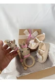 Kişiye Özel İsimli Yenidoğan Bebek Hediye Seti – Pembe Patik, Tavşan Çıngırak ve Emzik Zinciri thumbnail 5