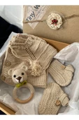 El Örgüsü Bej Bebek Yelek Takımı 3-12 Ay | Patik ve Amigurumi Çıngıraklı Hediye Seti thumbnail 2