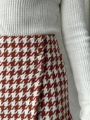 İki düğmeli kaz ayağı desen ch kumaş şort etek bordobeyaz h26414 thumbnail 11