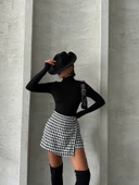 İki düğmeli kaz ayağı desen ch kumaş şort etek siyahbeyaz h26414 thumbnail 3