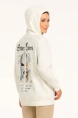 Lucky Life Oversize Üç İplik Şardonlu Kapüşonlu Sweatshirt – Beyaz “Other Lives” Ön Ve Arka Baskılı, Kanguru Cepli, Ribanalı Rahat Kışlık Model Beyaz thumbnail 2