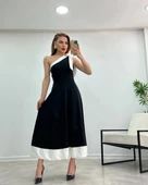 MDB Kadın Tek Omuzu Açık Omuzlardan Kurdela Detaylı çift Renkli Ithal Krep Elbise thumbnail 6