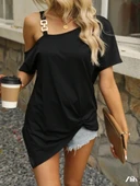 MDB Kadın Tek Omuzu Açık Toka Detaylı Viskon Bluz thumbnail 3