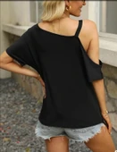 MDB Kadın Tek Omuzu Açık Toka Detaylı Viskon Bluz thumbnail 2