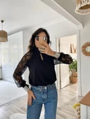 MDB Kadın Uzun Kollu Göğüs Pencere Detay Yaka Boğazlı Kolları Tüllü Sandy Bluz thumbnail 7