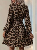 MDB Kadın Uzun Kollu Kruvaze Yaka Belden Kuşaklı çapraz Kesim Detaylı Leopar Modal Mini Elbise thumbnail 3