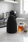 1 LT Isı Yalıtımlı Çay ve Soğuk Su Termosu Siyah (12 Saat Sıcak Tutar & İçi Camdır) thumbnail 4