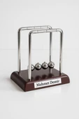 İsim Yazılı Kişiye Özel Newton Sarkaçı Metal Denge Topu Masaüstü Ofis Şık Dekoratif Hediye Küçük Boy thumbnail 5