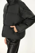 İçi Astarlı Su ve Rüzgar Geçirmez Cepli Dik Yaka Kadın Mont thumbnail 11