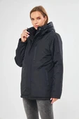 İçi Astarlı Su ve Rüzgar Geçirmez Cepli Kapüşonlu Kadın Mont thumbnail 2