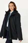 İçi Astarlı Su ve Rüzgar Geçirmez Cepli Kapüşonlu Kadın Mont thumbnail 2
