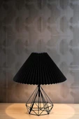Lumexx PRAMİT SİYAH PİLELİ SİYAH MASA LAMBASI thumbnail 1