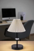 Lumexx ÜSKÜP SİYAH PİLELİ KREM ABAJURLU MASA LAMBASI thumbnail 1