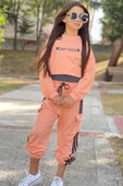 Kız Çocuk Yazı Detaylı Crop Kaşkorse Kolsuz Badi Şerit Detaylı Kargo Cepli Alt Somon Eşofman Takım thumbnail 3