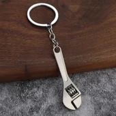 Fonksiyonel İngiliz Anahtarı Anahtarlık Metal Malzemeli Minyatür Anahtar Ucu Açılır Kapanır Gerçekçi Görünümlü Dekoratif Erkek Anahtarlık Araç Çanta Ev Anahtarı İçin Şık ve Pratik Anahtarlık Aksesuarı - 2