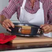 Kaiser Classic Kelepçeli Kek Kalıbı 20 - 24 - 26 cm. thumbnail 4