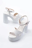 P-105 Beyaz Çapraz Kalın Topuklu Kadın Sandalet thumbnail 5