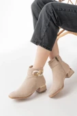 RM-504 Bej Süet Toka Aksesuarlı Topuklu Fermuarlı Günlük Kadın Bot thumbnail 2