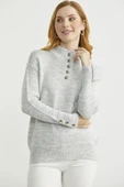 Dik Yaka Düğme Detaylı Yünlü Triko Kazak - Açık Gri thumbnail 3