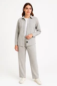 Kadife Oversize Takım – Gömlek Ve Pantolon İkili Set Füme Corduroy Şıklığı, Rahat Ve Zarif Duruş Yumuşak Dokulu Kadife Kumaş, Düğmeli Gömlek Üst Ve Lastikli Pantolon Alt Parça Ile Gün Boyu Konfor- Gri - 4
