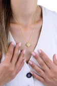 Gümüş altın yaldızlı işlemeli çift taraflı yonca kolye  SGTL13002GOLD thumbnail 2